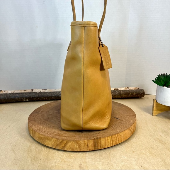 Vintage Coach 9077 Leather Tote – Camel / British Tan - Picture 6 of 16